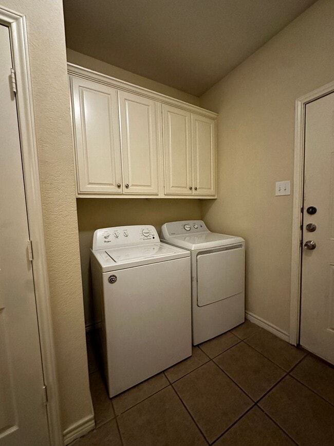 Building Photo - Spacious 5/4 House with Open Floor Plan Near Campus!