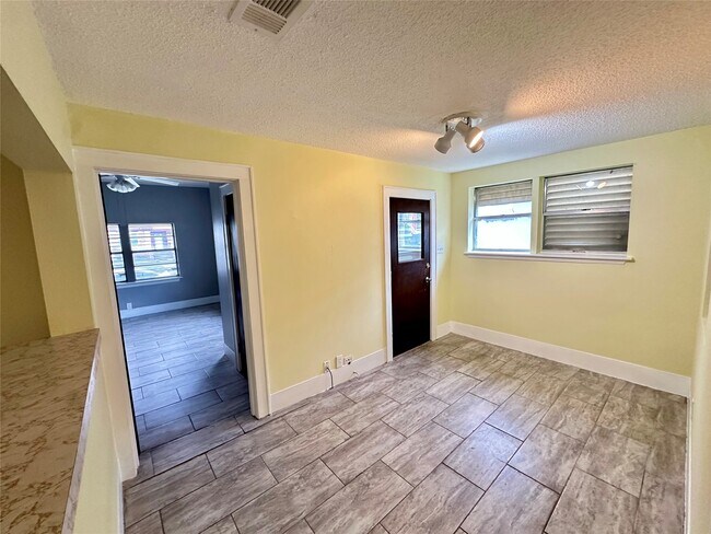 Building Photo - 3828 Avenue S 1/2