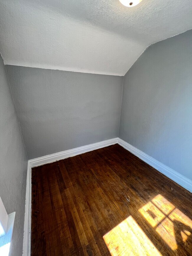 Building Photo - 708 E 6th St