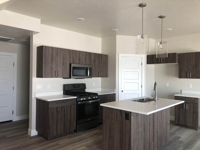 Building Photo - Reduced Rent Modern 3 Bedroom Home for Rent