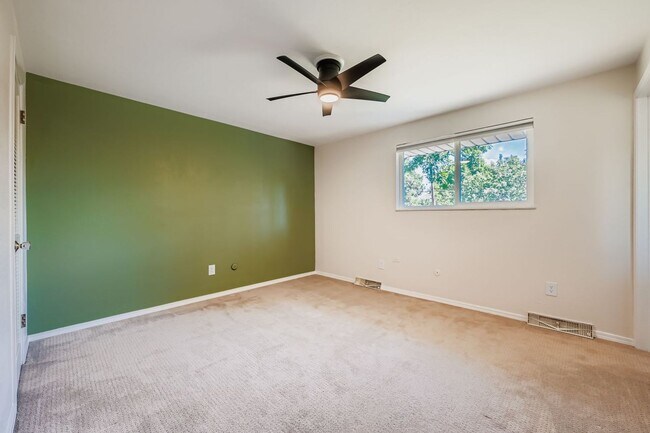 Building Photo - LOCATION LOCATION! 4-bed 3-bath home locat...