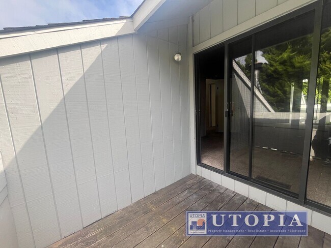 Building Photo - RENT SPECIAL: 50% off 1st months rent if the lease is signed by January 1st! Bright Natural Light...