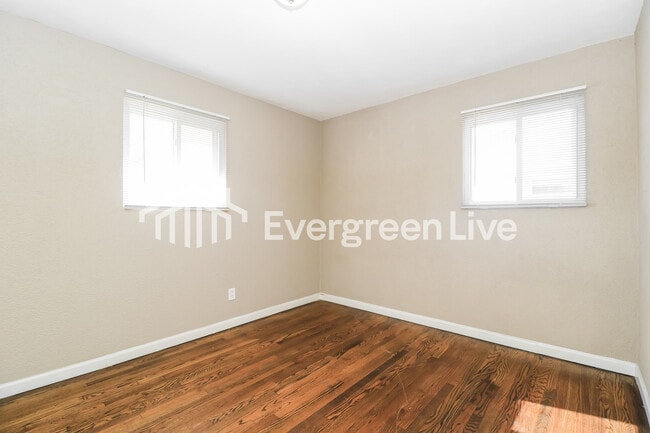 Building Photo - 725 Tyson Dr