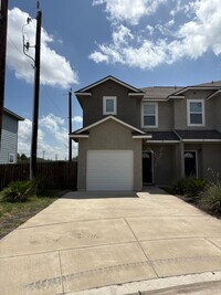 Building Photo - Beautiful town home located on the Northea...