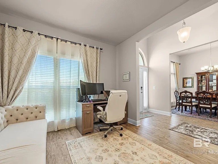 Building Photo - 335 Thornhill Cir