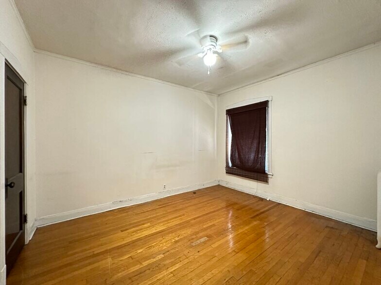 Building Photo - 4402 N Winchester Ave