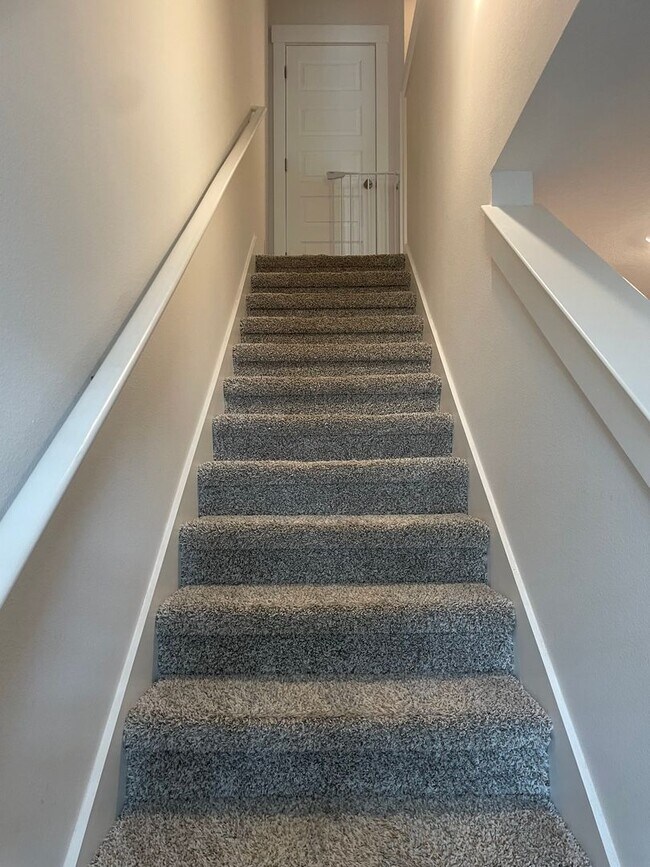 Building Photo - Splendid Townhouse, Community Pool & Dog Park!