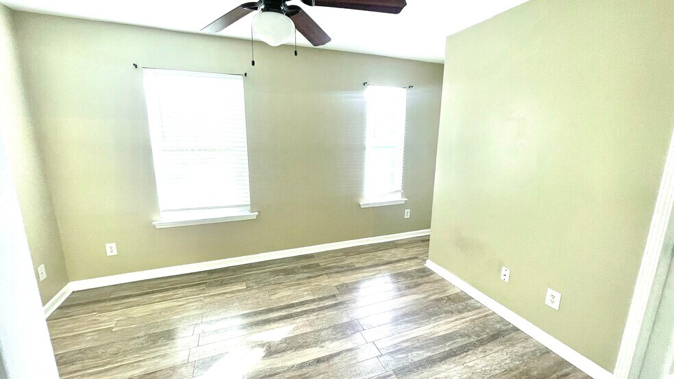 Building Photo - 711 Crestwell Cir SW