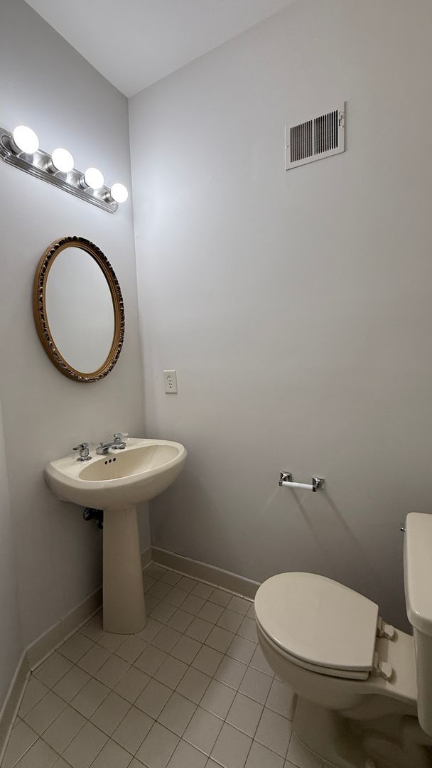 Building Photo - Occoquan Townhouse