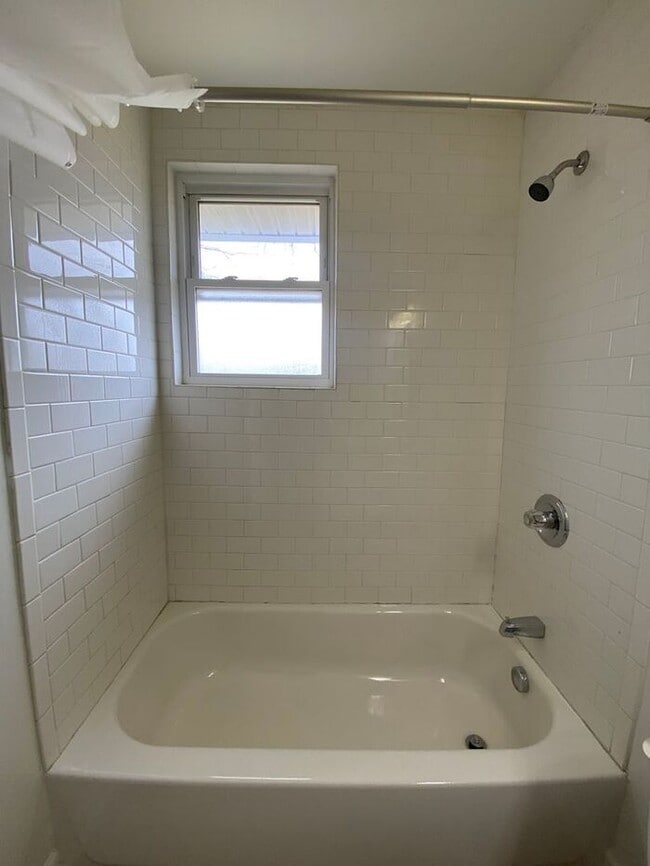 Building Photo - Inglewood 2/1 Duplex - Renovated - Fenced ...