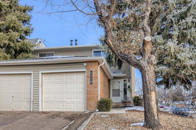 Building Photo - Corner Unit 2 BDR / 2.5 BA Townhome