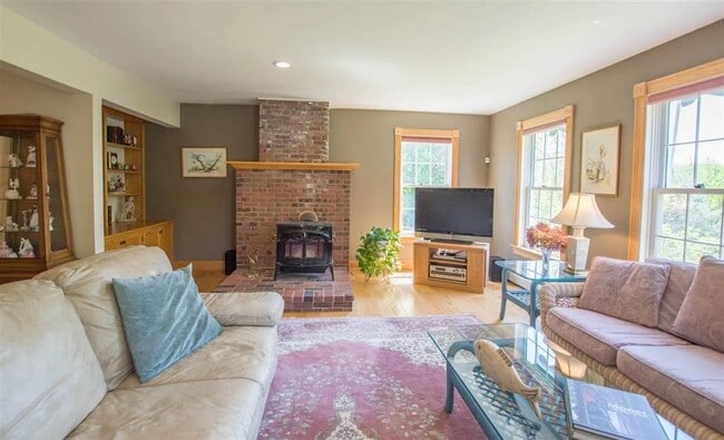 Building Photo - Spacious 4-Bedroom Home for Rent in Williston, VT