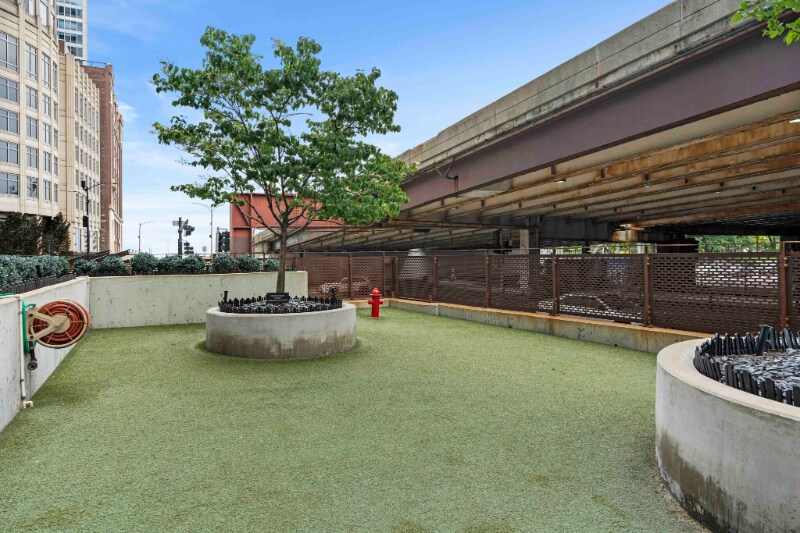 Building Photo - 465 E Illinois St