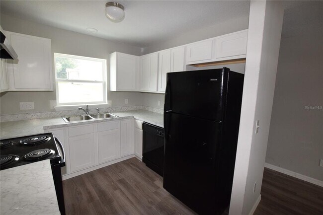 Building Photo - 925 E McDonald Ave