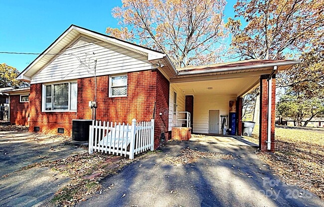 Building Photo - 664 Denning Pl