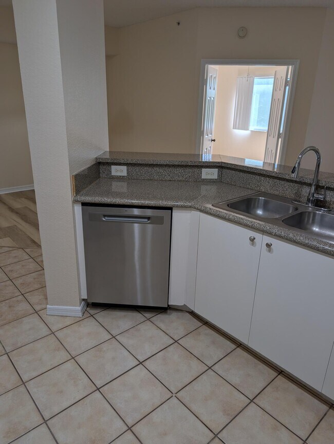 Building Photo - 350 Crestwood Cir