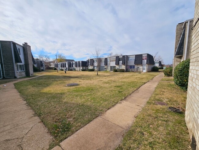 Building Photo - (2) Bed/(2.5) Bath Townhome Avail Now! Pool Access!