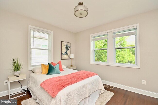 Building Photo - 1103 Morse St NE