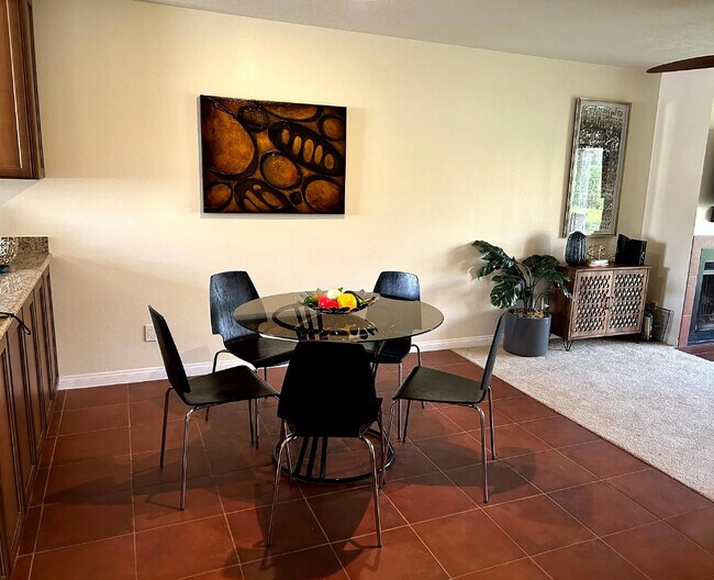 Building Photo - 206 Lakecrest Ln