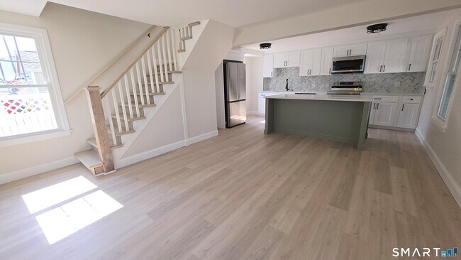 Building Photo - 47 Cosey Beach Ave
