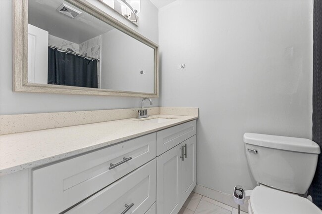 Building Photo - 1596 Shaker Cir
