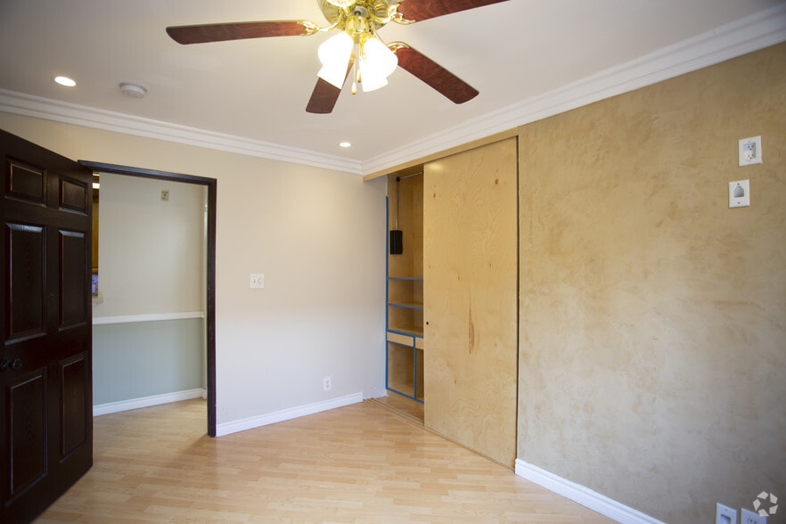 1BR, 1BA-700 SF - 20/20 Villa Apartments