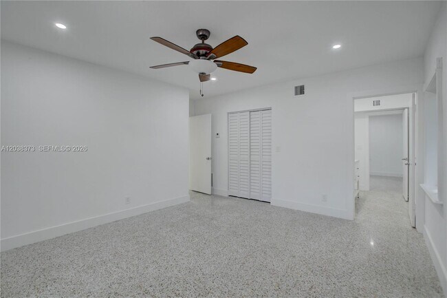 Building Photo - 616 SW 11th Ct