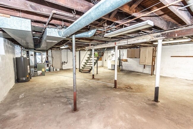 Building Photo - Stunning 5 bedroom home in Brookline available May 1!