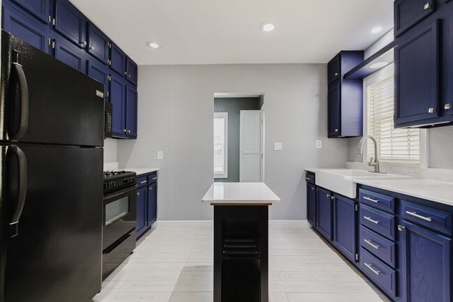Building Photo - Adorable 2 bedroom 1 bath House