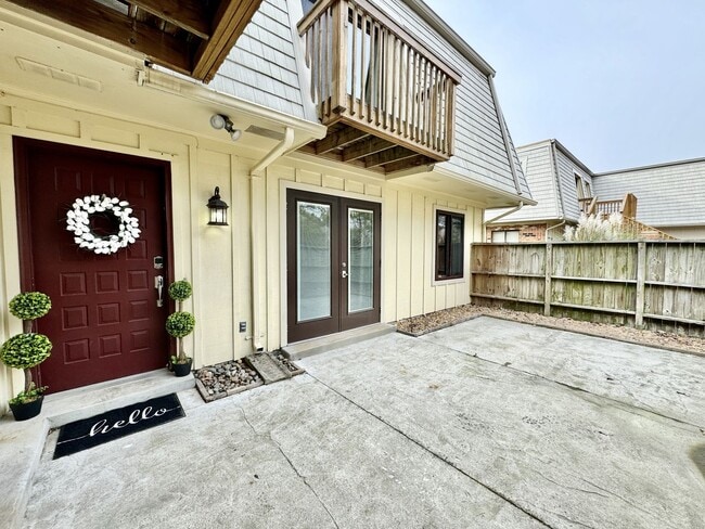 Building Photo - READY 06-11-26!! Fantastic Condo By The Beach! Fenced Patio - All Appliances - Community Pool!