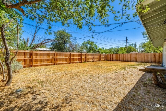 Building Photo - NOW AVAILABLE - 3 Bedroom Home in College ...