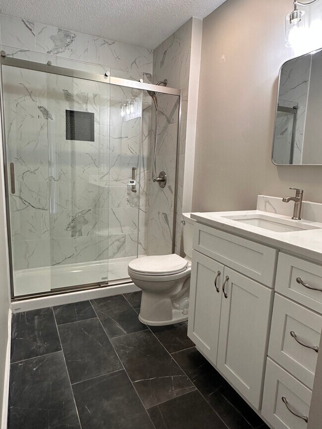 Building Photo - 213 Trailview Dr