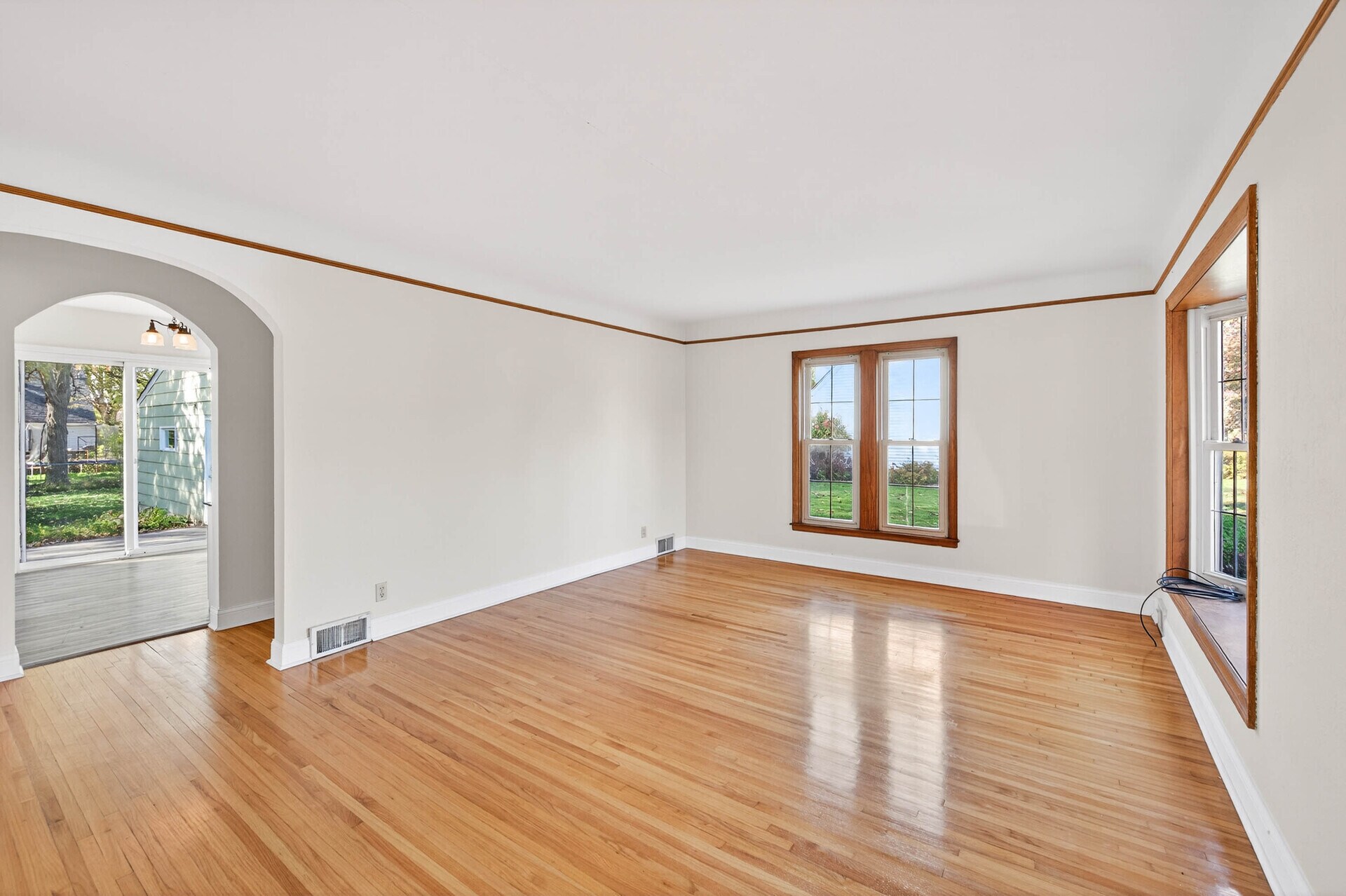 Building Photo - 1049 Sterling St N