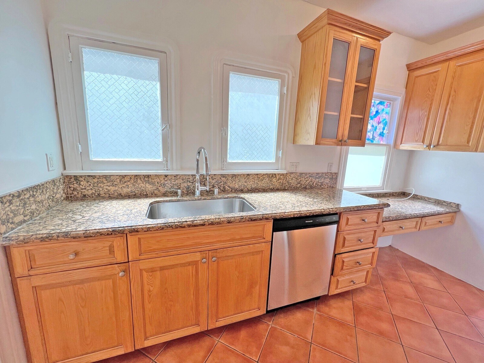 Building Photo - 335 N Orange Grove Ave