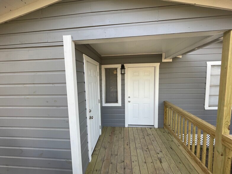 Building Photo - 676 W Robertson St