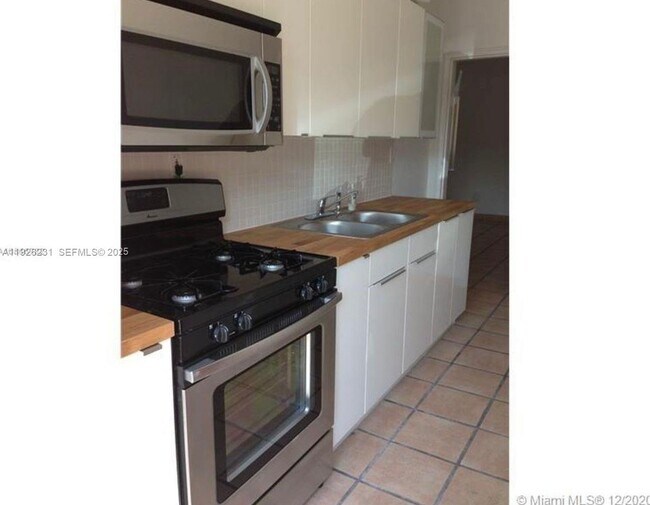 Building Photo - 8340 Crespi Blvd