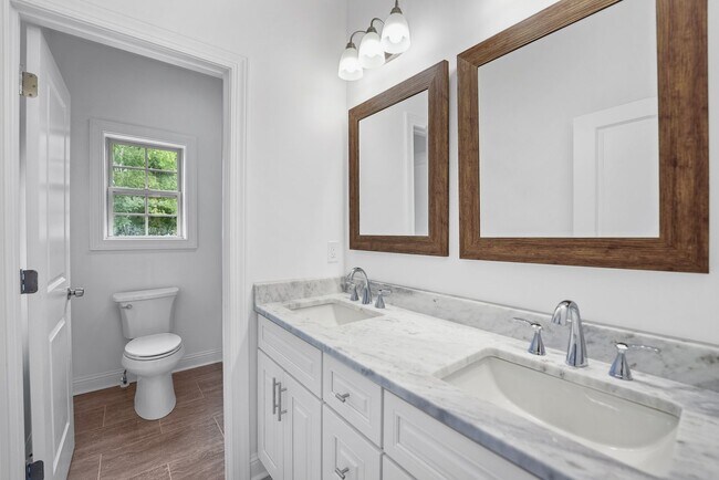 Building Photo - Newer Custom Brick Home in Lebanon