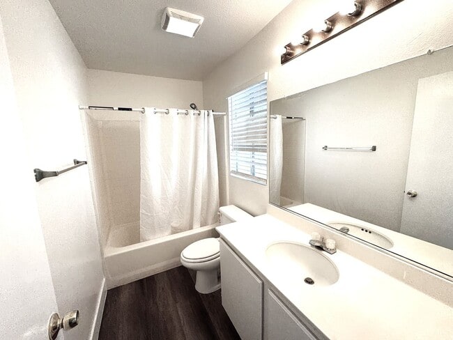 Building Photo - Beautiful 3 Bedrooms, 2.5 Baths Single Family Home with Golf Course Views For Lease