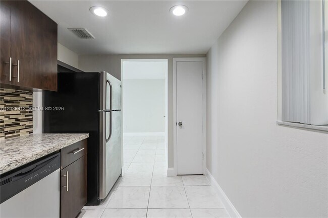 Building Photo - 9180 Fontainebleau Blvd