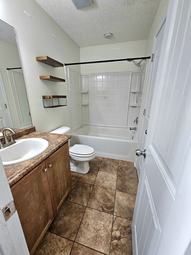Building Photo - Spacious 5-Bedroom, 3-Bathroom Home for Re...
