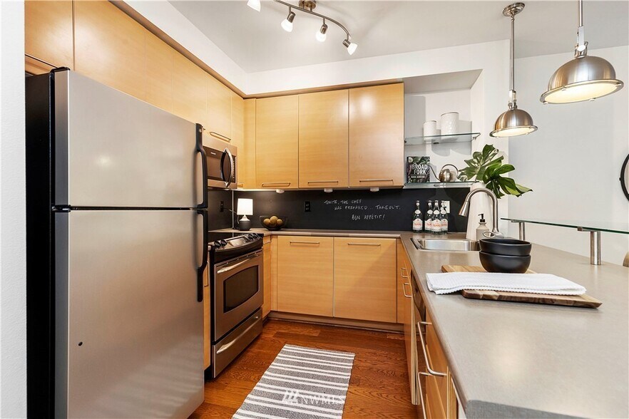 Kitchen - 1420 E Pine St