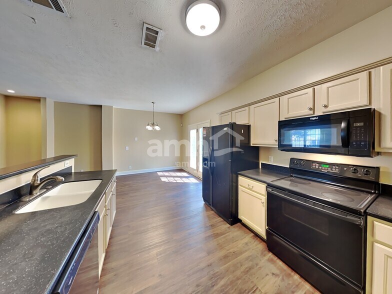 Building Photo - 347 Titans Cir