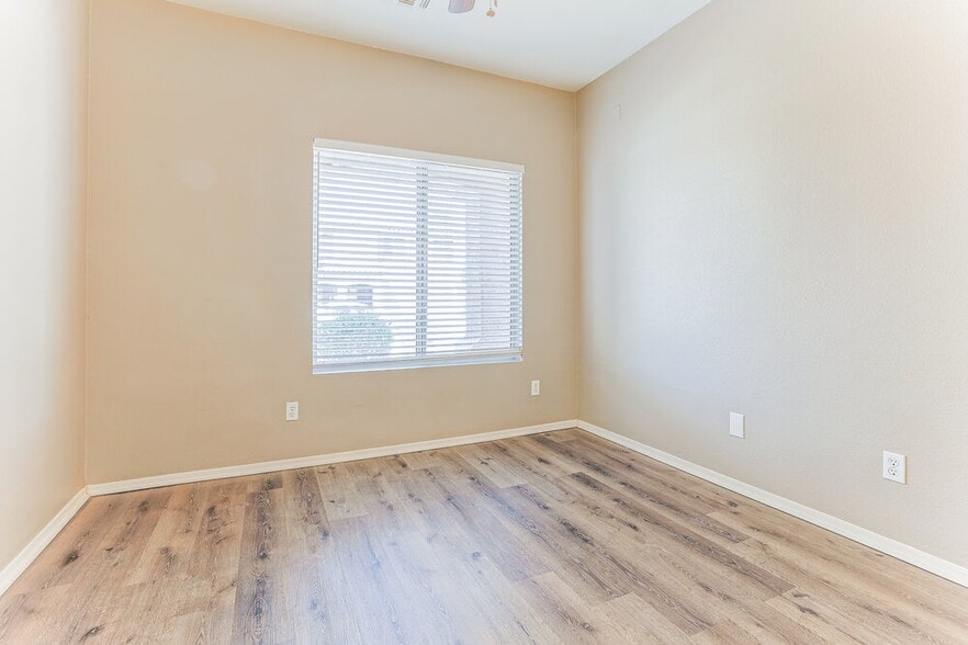 Building Photo - 30225 N Royal Oak Way