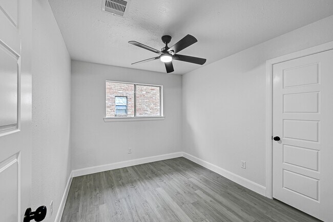 Building Photo - 7115 Foxway Ln