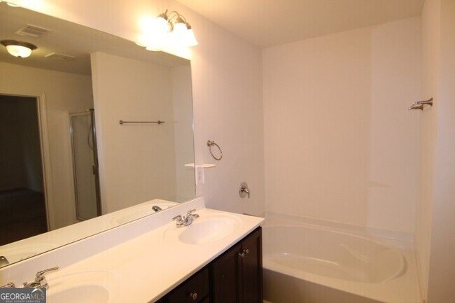 Building Photo - 5850 Vinyard Ln