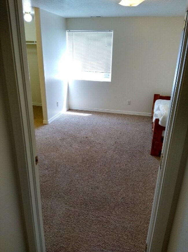 Building Photo - Cozy Student Housing! Private Rooms Available with Private Bathroom!