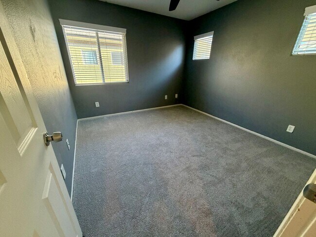 Building Photo - Gorgeous 3 bedroom 1 car garage home in SW ready for immediate move-in!!