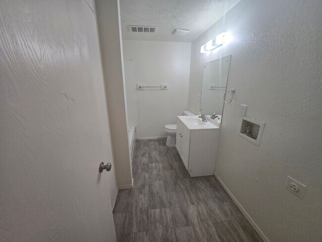 Building Photo - 2 Bed - 1 Bath Unit with Covered Parking