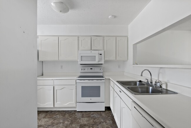 Building Photo - 3923 Old Oaks Dr