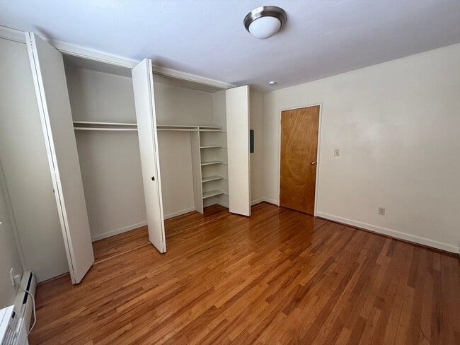 Building Photo - Beautifully-Maintained 1-Bedroom & Centrally Located to Everything You Need!
